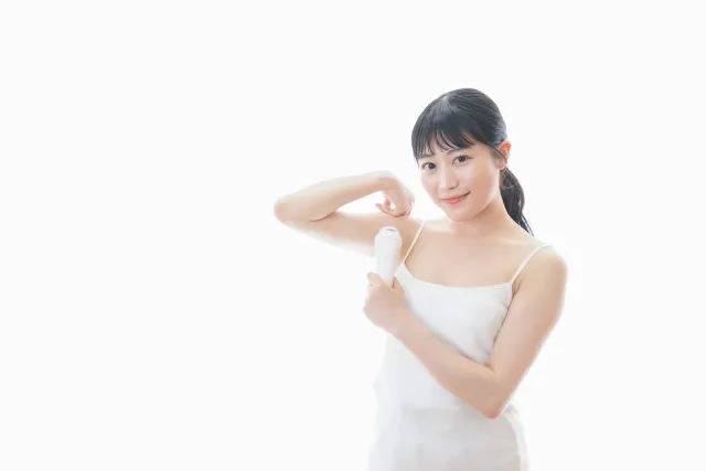 脱毛機を脇に当てている女性